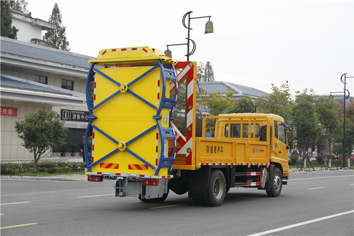 道路安全守護者 河北邢臺東風防撞緩沖車在公路養(yǎng)護與救護中的關鍵作用