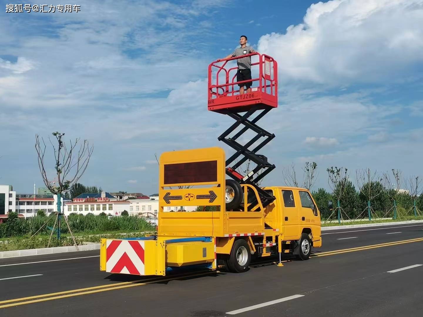 減速防撞緩沖車與高速搶修防撞車的價格及其與救護車的應用對比
